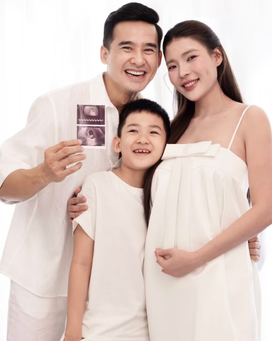 Thúy Diễm mang thai con thứ hai đúng dịp 10 năm ngày cưới
