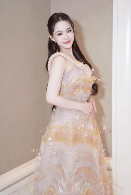 Lương Bích Hữu da trắng mịn, nhan sắc 