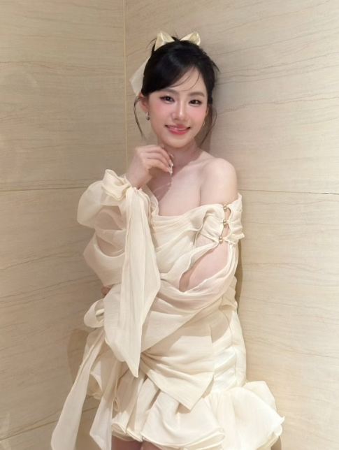 Lương Bích Hữu da trắng mịn, nhan sắc 