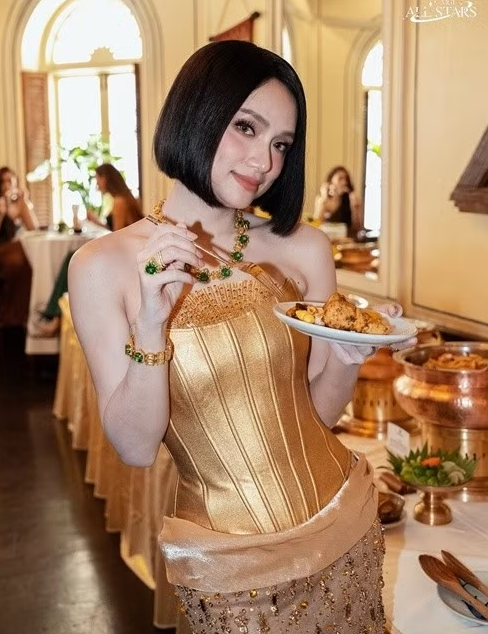 Hương Giang gợi cảm với váy ôm sát tại MGI All Stars