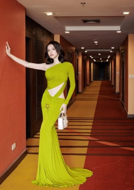 Hương Giang gợi cảm với váy ôm sát tại MGI All Stars