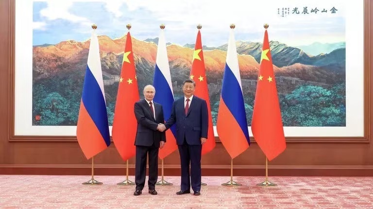 Tổng thống Nga và Chủ tịch Trung Quốc bắt tay trước khi bước vào hội đàm.