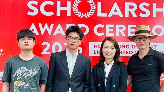Trần Tú con trai NSND Trần Lực nhận học bổng đại học quốc tế và loạt thành tích ấn tượng