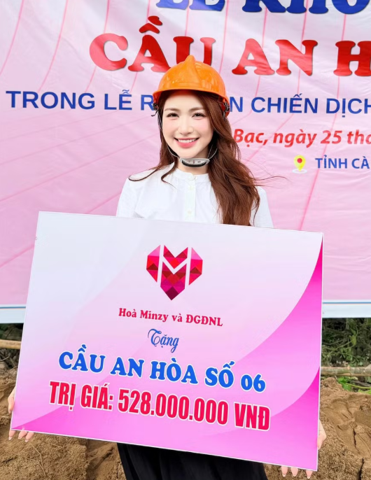 Hòa Minzy đánh dấu tuổi mới bằng món quà ý nghĩa tặng bà con Cà Mau