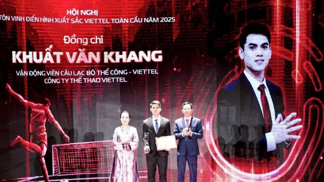 Khuất Văn Khang nhận giải thưởng đặc biệt