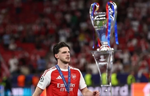 Thua PSG tại Champions League: Đã đến lúc Declan Rice tiếp quản băng thủ quân Arsenal?