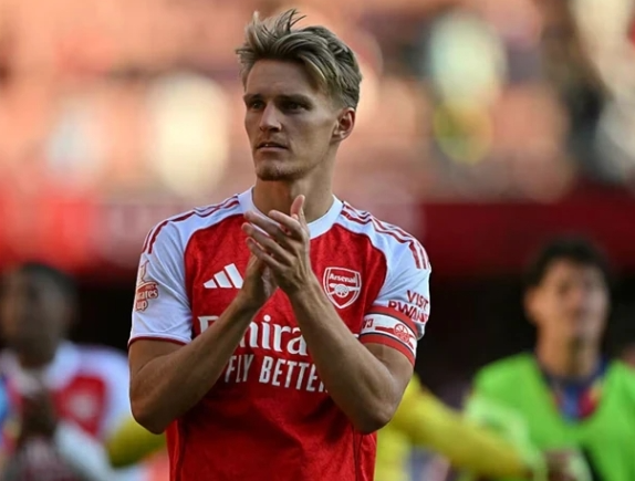 Thua PSG tại Champions League: Đã đến lúc Declan Rice tiếp quản băng thủ quân Arsenal?