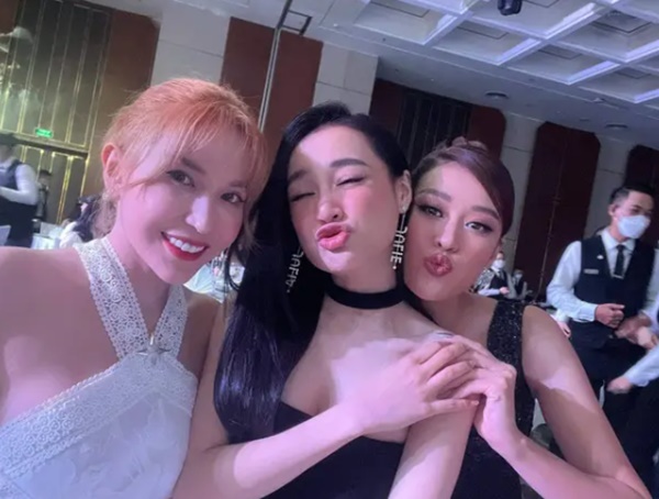 Bất ngờ diện mạo trái ngược của Hoài Linh trong lễ cưới Mạc Văn Khoa Bất ngờ diện mạo trái ngược của Hoài Linh trong lễ cưới Mạc Văn Khoa