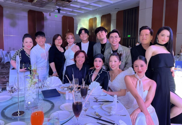 Bất ngờ diện mạo trái ngược của Hoài Linh trong lễ cưới Mạc Văn Khoa Bất ngờ diện mạo trái ngược của Hoài Linh trong lễ cưới Mạc Văn Khoa