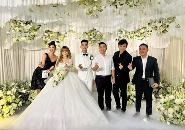 Bất ngờ diện mạo trái ngược của Hoài Linh trong lễ cưới Mạc Văn Khoa Bất ngờ diện mạo trái ngược của Hoài Linh trong lễ cưới Mạc Văn Khoa
