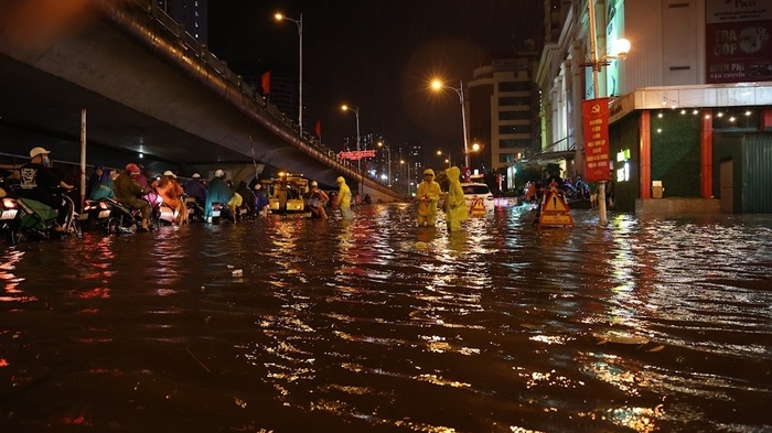 Chùm ảnh: Nhiều tuyến phố tại Hà Nội chìm trong 'biển nước' sau trận mưa lớn