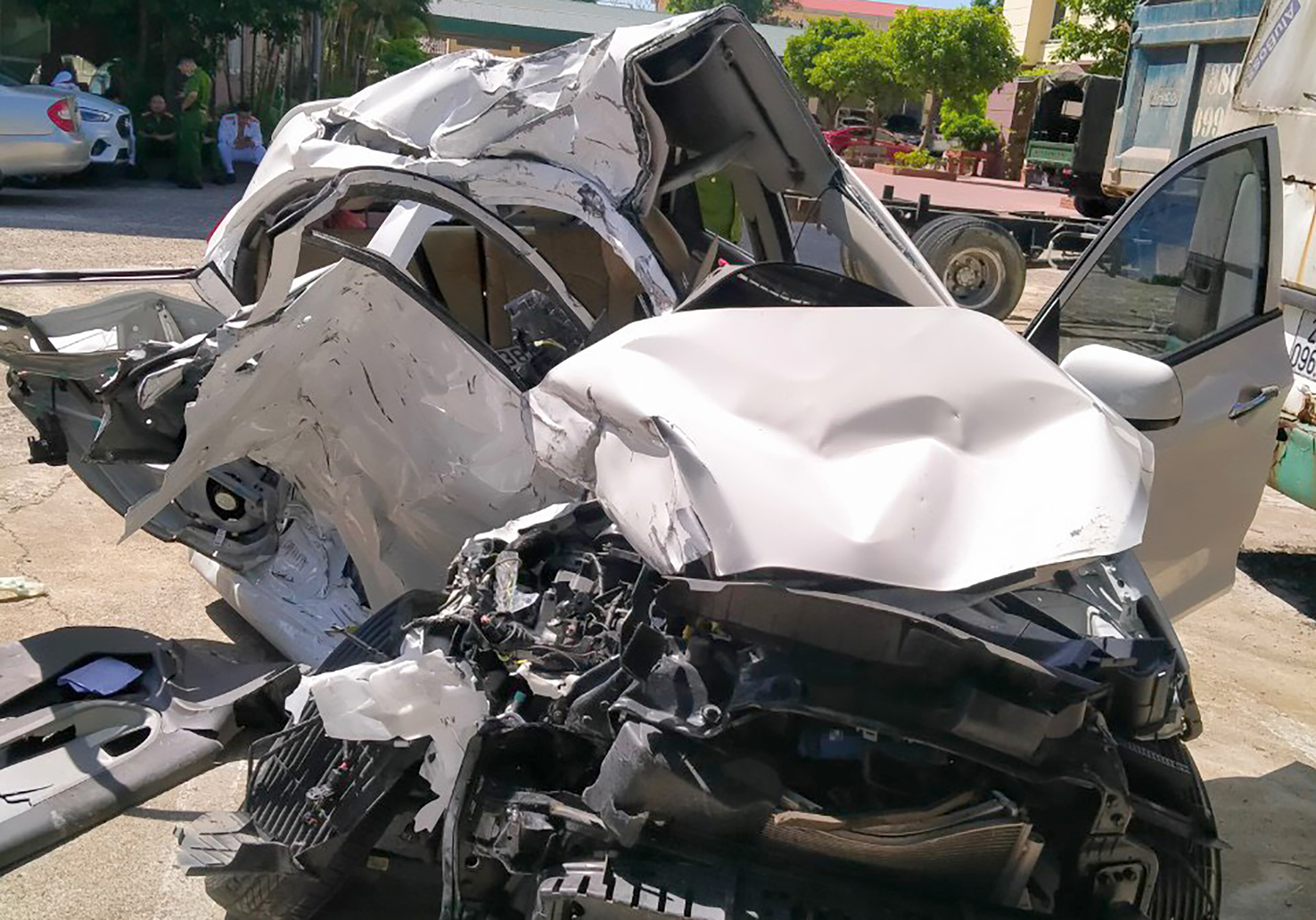 Hà Tĩnh: 2 chiến sĩ công an tử vong sau cú tông trực diện giữa ô tô và xe khách