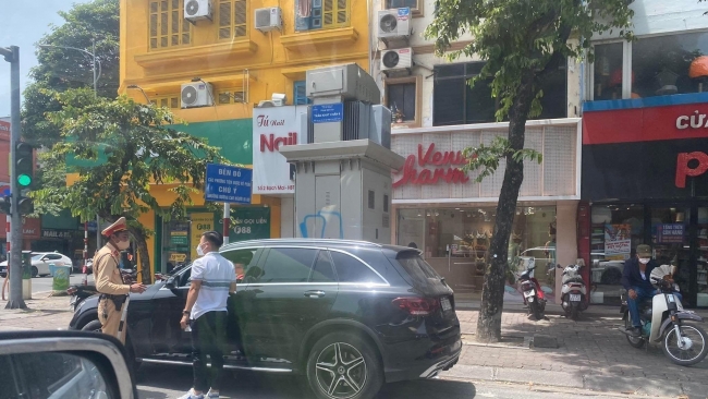 Cầu thủ Quang Hải bị CSGT Hà Nội dừng xe vì va chạm ô tô