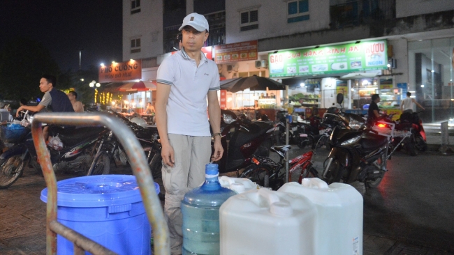 Chung cư mất nước giữa đêm Hà Nội nóng hầm hập, trăm hộ dân lỉnh kỉnh xô chậu