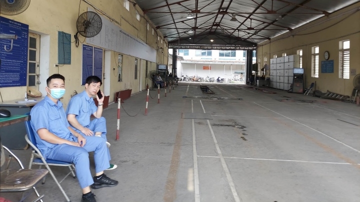 Cảnh khó tin ở trung tâm đăng kiểm, nhân viên rảnh việc ngồi chơi