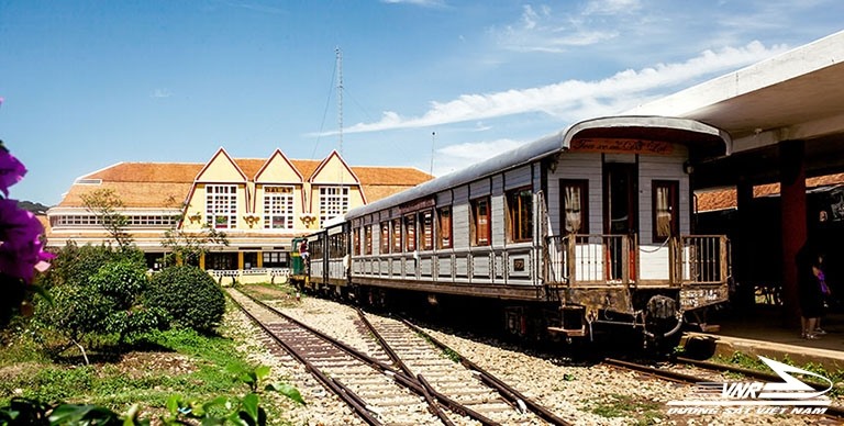 Ngắm 5 cung đường du lịch bằng tàu hỏa đẹp thơ mộng ở Việt Nam
