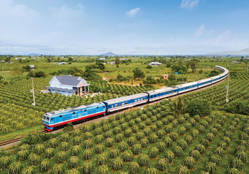 Ngắm 5 cung đường du lịch bằng tàu hỏa đẹp thơ mộng ở Việt Nam