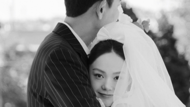 Một năm sau ngày cưới, Minh Hằng mới khoe cận mặt chồng