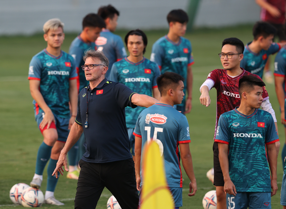 Việt Nam vs Hong Kong: Chờ ông Troussier dụng binh