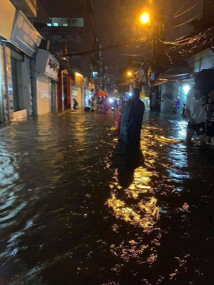 Mưa lớn lúc chiều tối, nhiều tuyến đường ở Hà Nội lại ngập