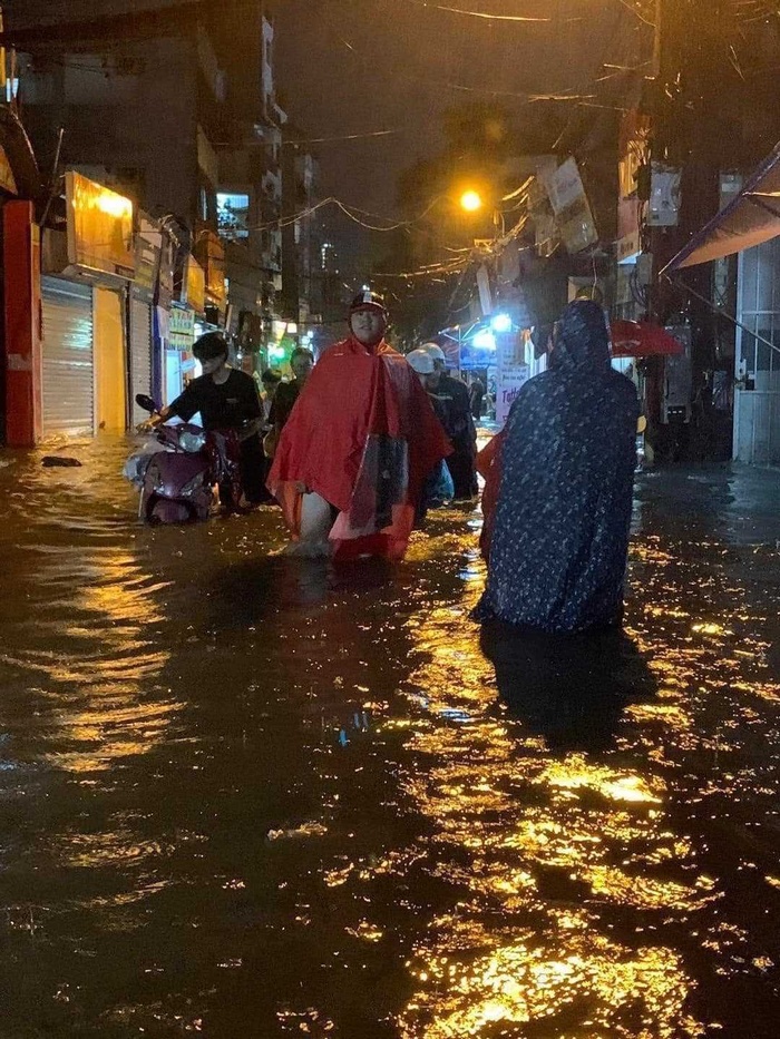 Mưa lớn lúc chiều tối, nhiều tuyến đường ở Hà Nội lại ngập