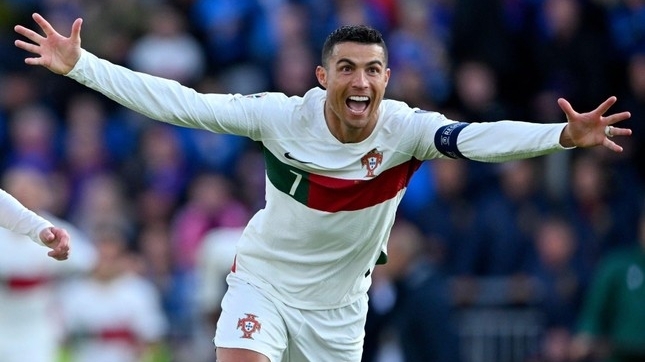 Ronaldo cán mốc vô tiền khoáng hậu, bỏ xa Messi