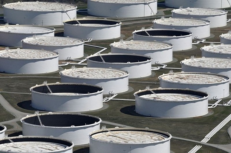 Các bể chứa dầu thô được nhìn từ trên cao tại trung tâm dầu ở Cushing, Oklahoma (ảnh: Reuters)