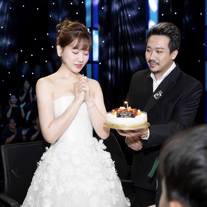 Trấn Thành "phát đường" trong sinh nhật bà xã, Hari Won đẹp tinh khôi như mới đôi mươi