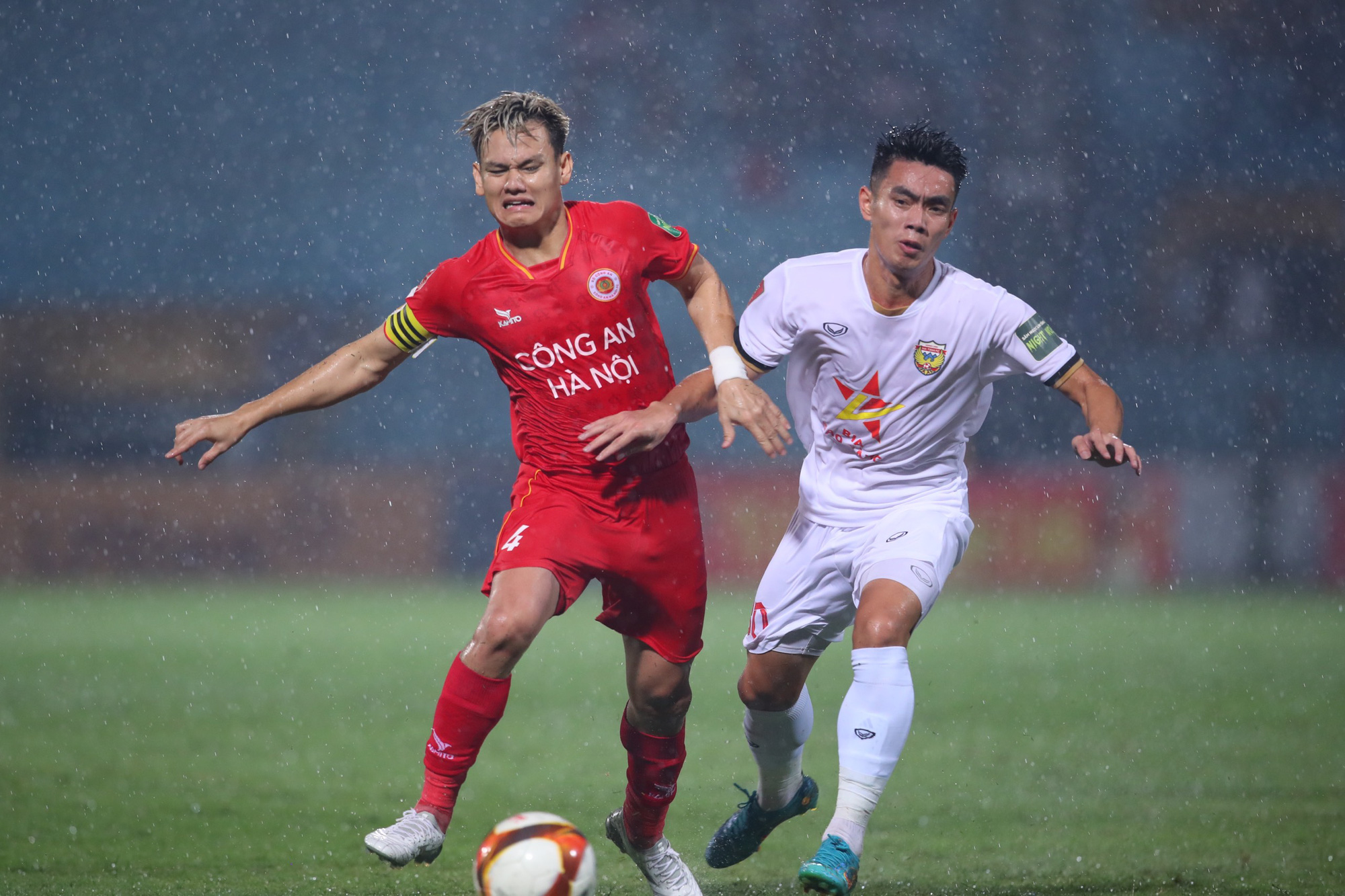 Công An Hà Nội vươn lên dẫn đầu V-League 2023