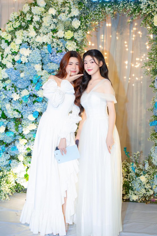 Hai con gái MC Quyền Linh nhan sắc chuẩn hoa hậu