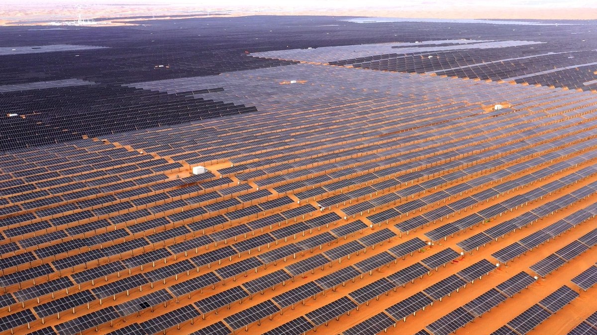 Trung Quốc khánh thành trang trại điện mặt trời lớn nhất thế giới