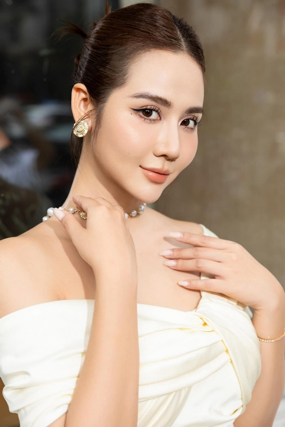 Ngắm diễn viên Phan Minh Huyền gợi cảm ở tuổi 34