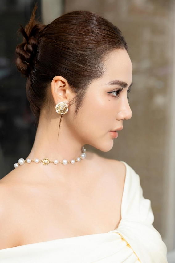 Ngắm diễn viên Phan Minh Huyền gợi cảm ở tuổi 34