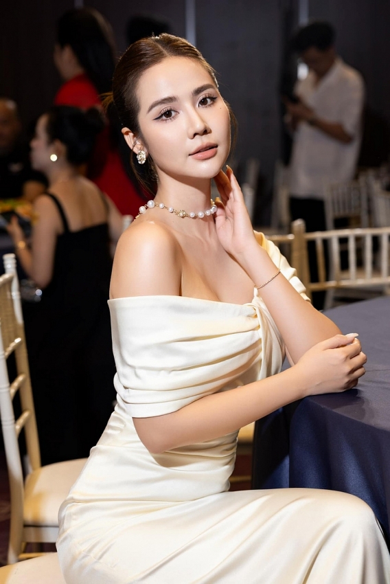 Ngắm diễn viên Phan Minh Huyền gợi cảm ở tuổi 34