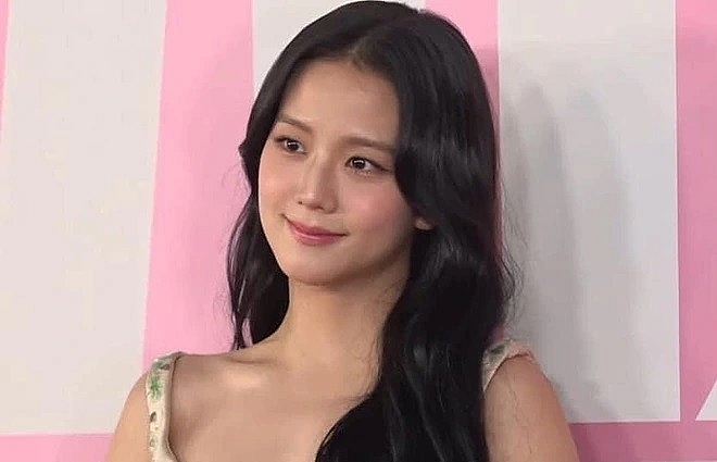 Jisoo (BLACKPINK) xuất hiện như nàng thơ khiến dân mạng 'dậy sóng'