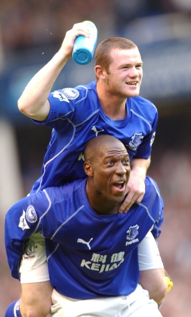 Huyền thoại Campbell từng chơi cùng cựu danh thủ Rooney trong màu áo Everton.