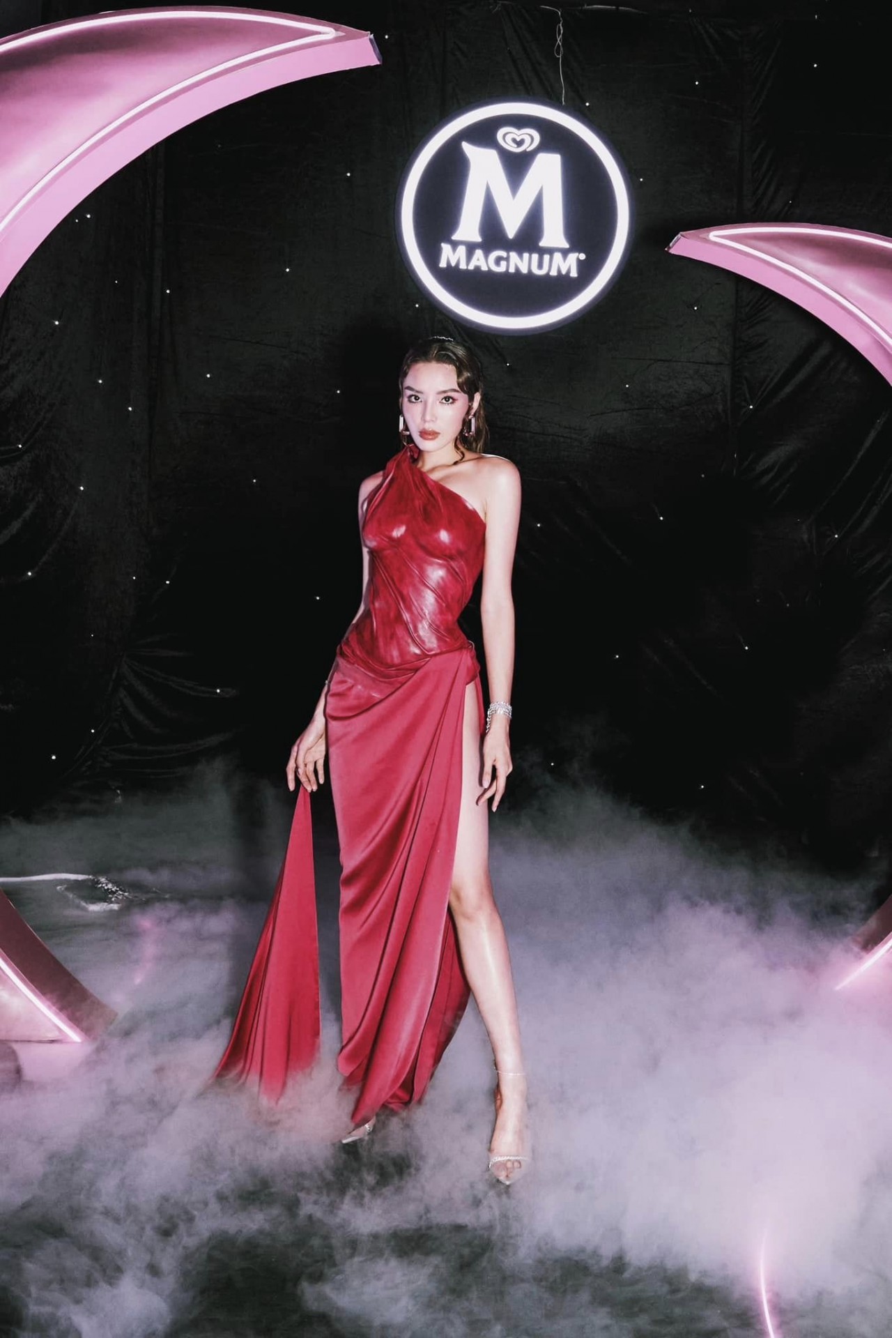 Thời trang gợi cảm của Hoa hậu Nguyễn Cao Kỳ Duyên