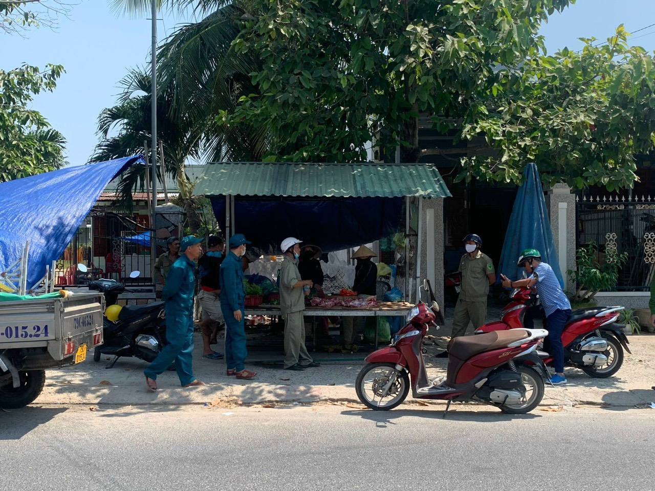 Tổ công tác phường Cam Phúc Bắc ra quân nhắc nhở các trường hợp buôn bán lấn chiếm vỉa hè