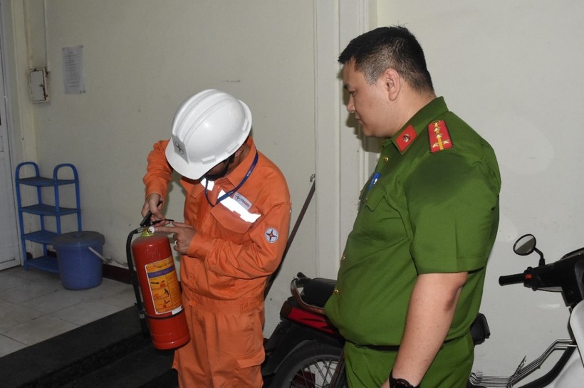 EVNHANOI phối hợp với công an PCCC kiểm tra bình cứu hỏa tại chung cư mini thuộc quận Ba Đình