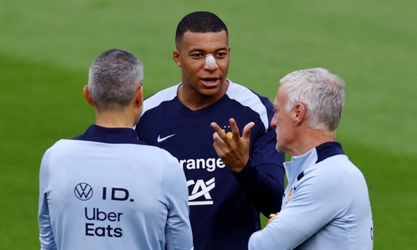 Mbappe băng bó vết thương mũi trở lại tập luyện cùng đội tuyển Pháp