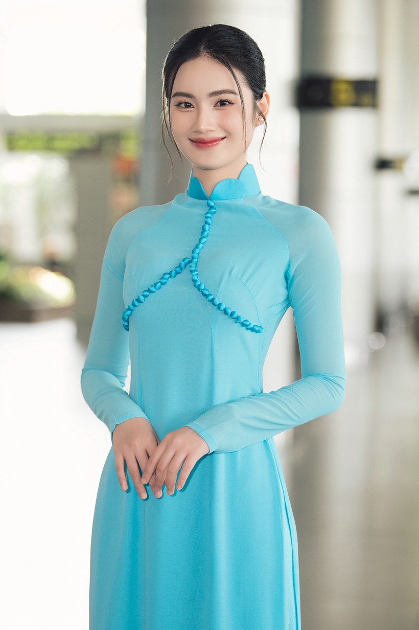 Hoa hậu Ý Nhi diện áo dài cực xinh, tích cực chia sẻ văn hóa Việt Nam