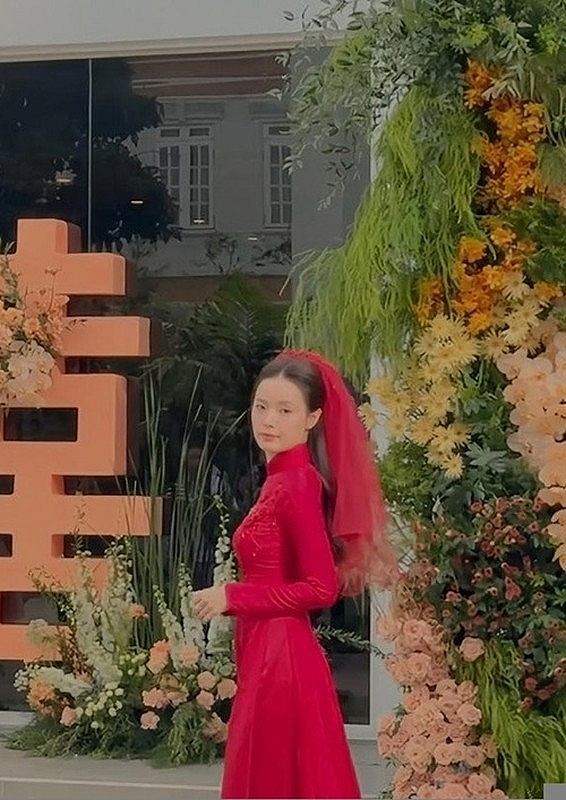 Midu và chồng kém tuổi đẹp đôi trong lễ ăn hỏi