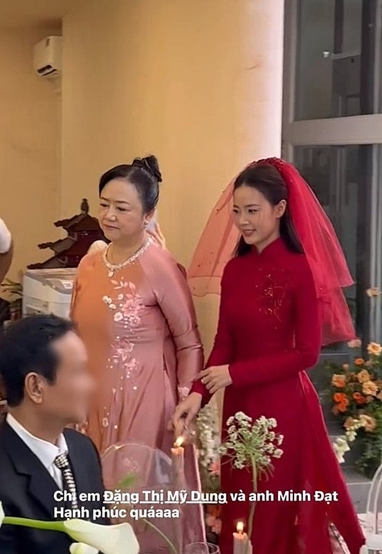 Midu và chồng kém tuổi đẹp đôi trong lễ ăn hỏi