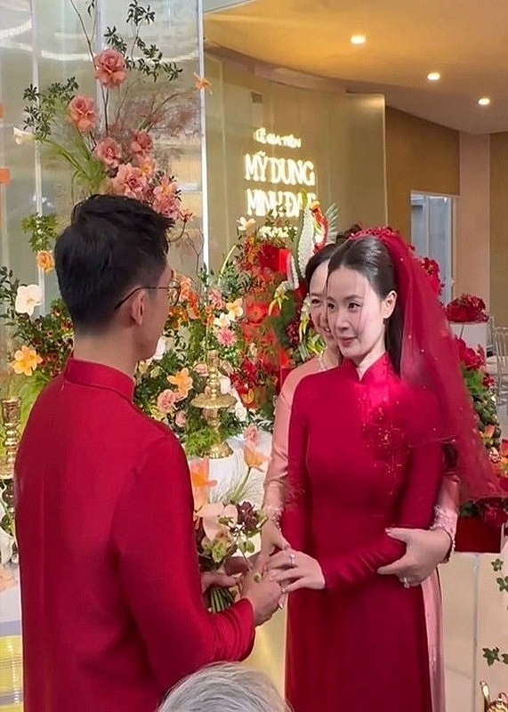 Midu và chồng kém tuổi đẹp đôi trong lễ ăn hỏi