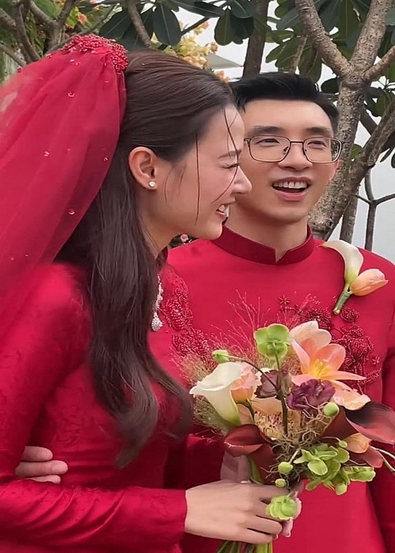 Midu và chồng kém tuổi đẹp đôi trong lễ ăn hỏi