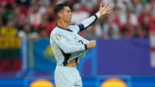 Ronaldo mất oan 1 quả penalty?