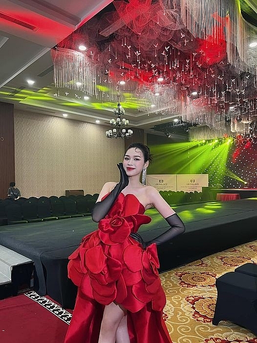 Hoa hậu Đỗ Thị Hà "chiếm sóng" mỗi khi lên đồ