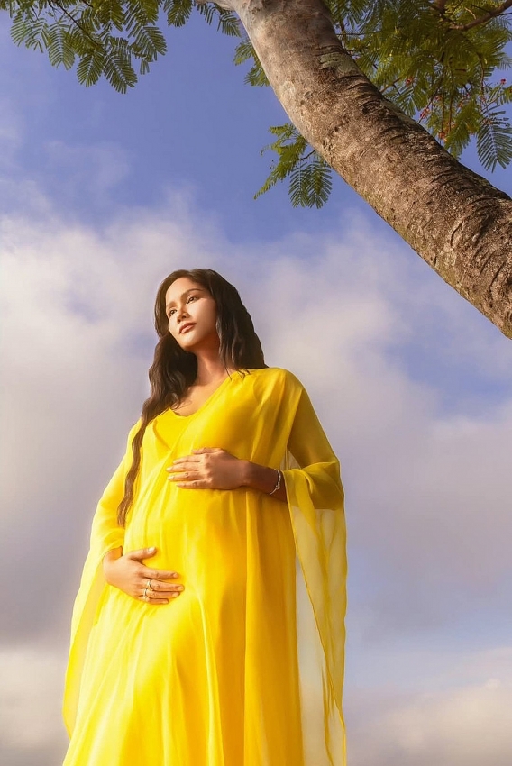 H'Hen Niê gây xúc động mạnh khi chia sẻ về tình mẫu tử, lần đầu lộ rõ bụng bầu