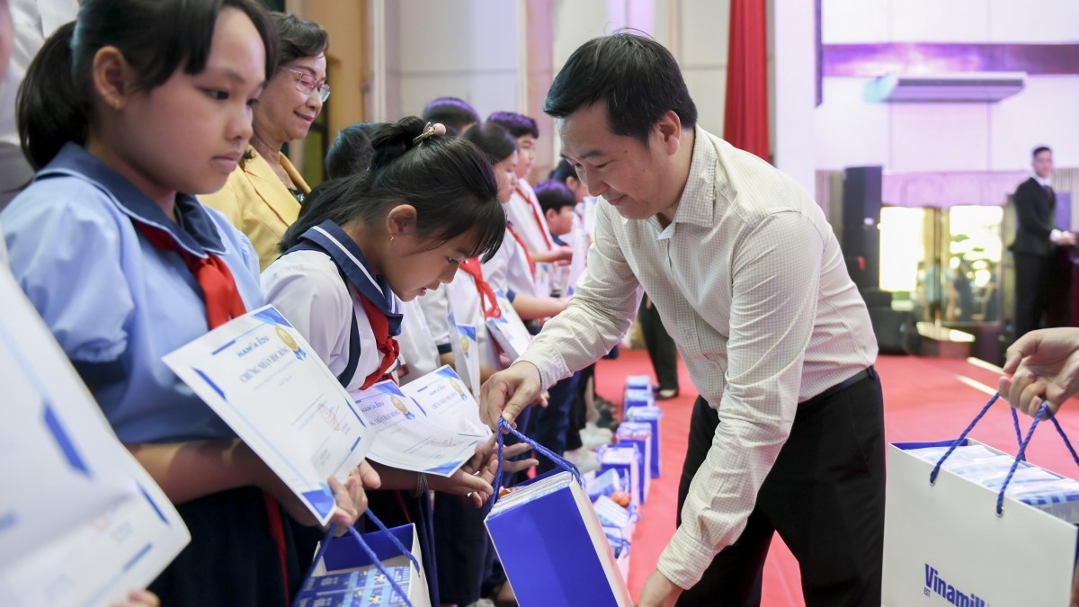 Mừng Quốc tế thiếu nhi 1/6, Vinamilk trao tặng gần 70.000 hộp sữa cho trẻ em khó khăn