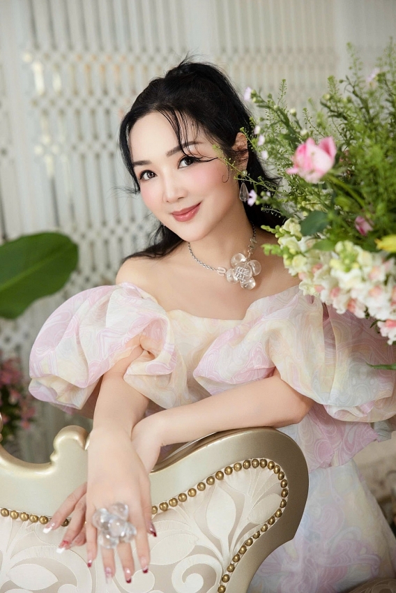 Hoa hậu Giáng My khoe nhan sắc không tuổi ở biệt thự 1000 m2